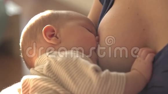 母亲用母乳喂养婴儿视频的预览图