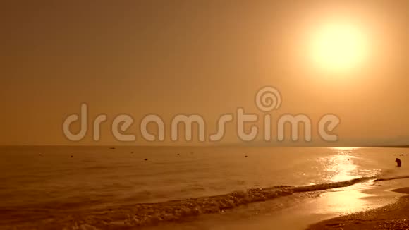 日落时海滩的景观视频的预览图