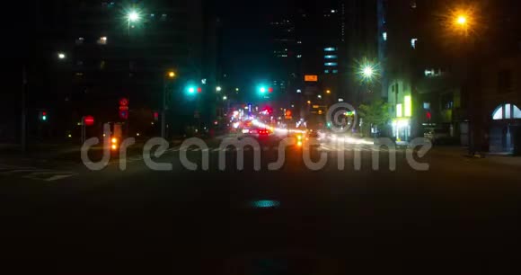 东京新宿霓虹灯街的夜间时间视频的预览图