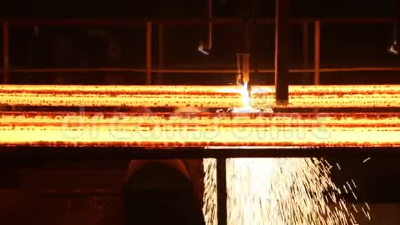 割炬时的钢坯巨大的钢铁厂视频的预览图