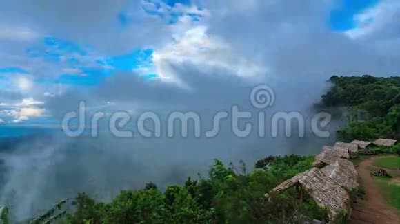 热带森林山上空云移的时间推移场景视频的预览图