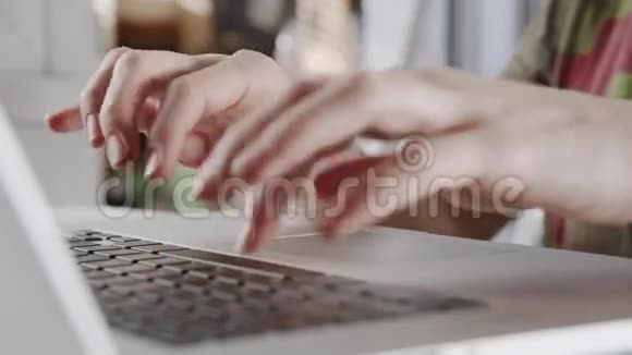 女商人用手操作笔记本电脑视频的预览图