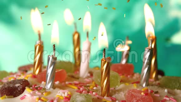 生日蛋糕和纸屑上的蜡烛视频的预览图