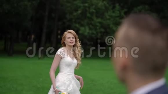 新娘在公园亲吻新郎视频的预览图