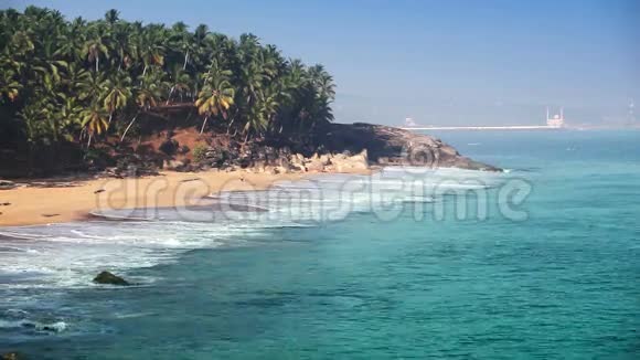 有石头和棕榈树的海滨印度喀拉拉视频的预览图