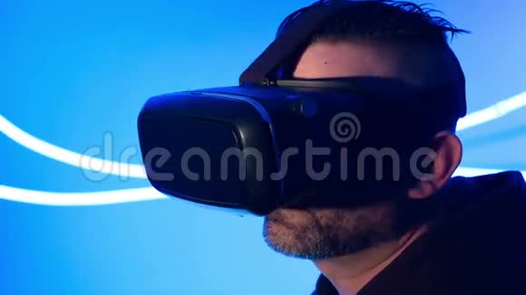 新技术虚拟现实眼镜视频的预览图