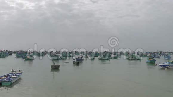 越南水上渔船和渔家视频的预览图