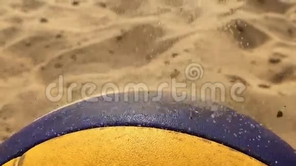 排球球和沙子视频的预览图