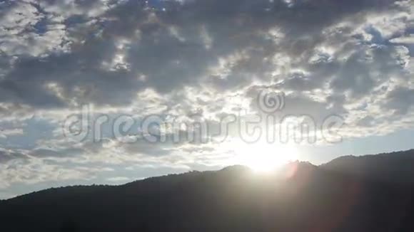 黄昏的云彩在山上移动视频的预览图