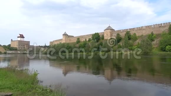 赫曼城堡和伊万哥罗德要塞爱沙尼亚和俄罗斯的边界视频的预览图