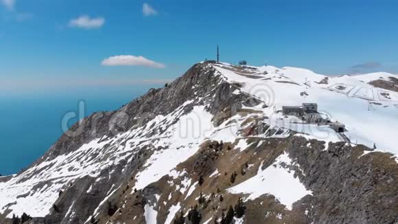 瑞士阿尔卑斯山雪峰的空中无人机景瑞士罗谢斯德纳耶山峰视频的预览图