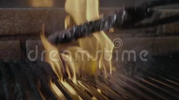 快餐烧烤牛排烧烤炉上烹饪视频的预览图