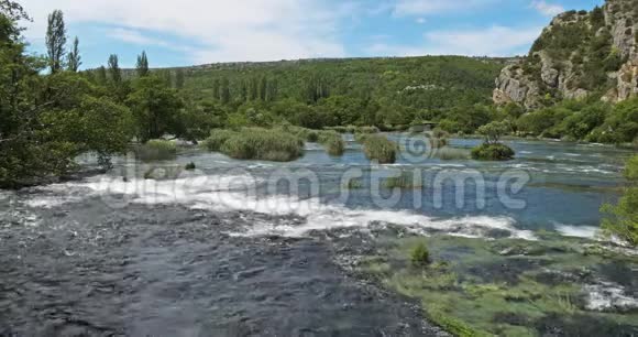 罗格瀑布罗斯基斯拉普克尔卡自然公园靠近西贝尼克在达马尔蒂亚克罗地亚实时视频的预览图