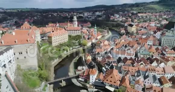 CeskyKrumlov城市城堡和塔楼的空中景观视频的预览图