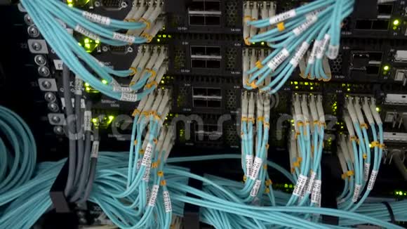 光纤在大数据中心的机架上切断电脑视频的预览图