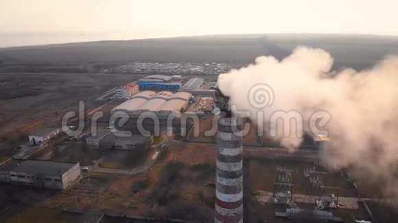 工业管道污染生活人群旁边空气的鸟瞰图4K视频的预览图