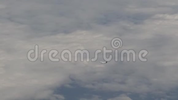 4飞机在云上飞行视频的预览图