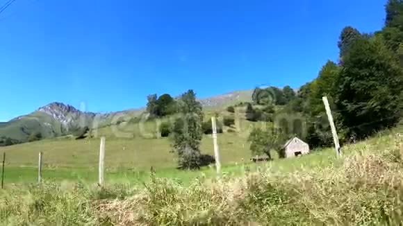 比利牛斯山脉的法国乡村景色视频的预览图