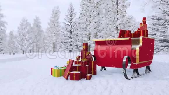 圣诞老人在白雪皑皑的冬林中雪橇视频的预览图