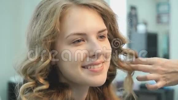 在美容院做发型的女孩视频的预览图