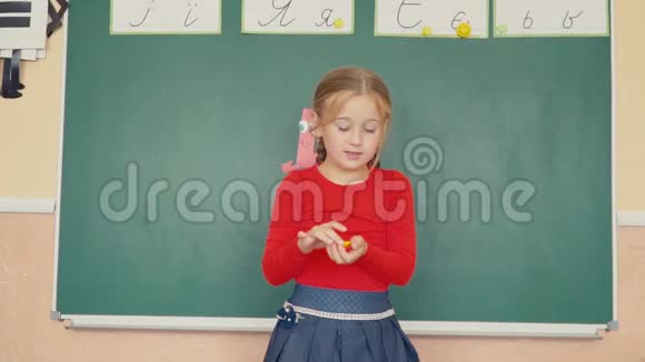那个女孩站在黑板附近视频的预览图