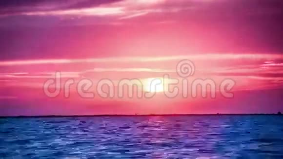 美丽的海滩上令人惊叹的紫色日落视频的预览图