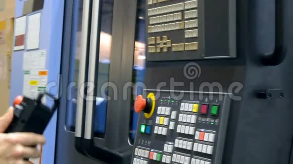 在控制面板上工作的人用工业机器工作视频的预览图