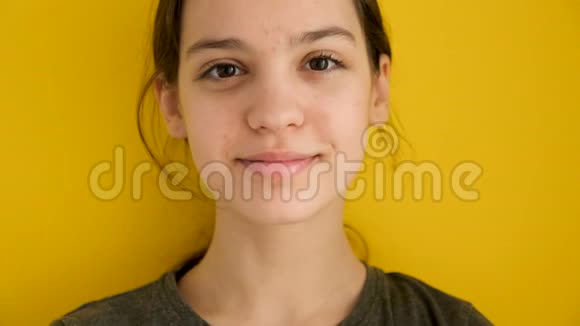 黄色背景的微笑少女视频的预览图