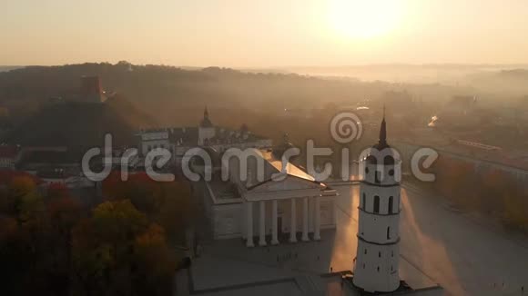 维尔纽斯大教堂广场的空中晨景视频的预览图