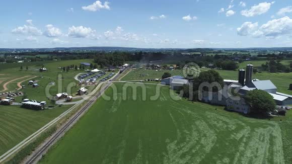 用老式蒸汽火车俯瞰农田和乡村视频的预览图