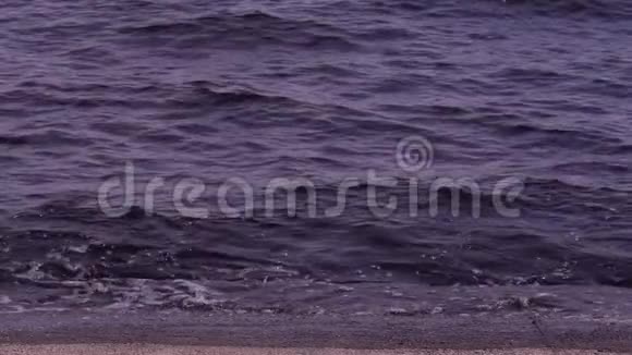 在海上缓慢的波浪运动视频的预览图