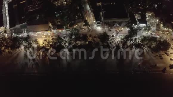 泰国普吉岛巴通市夜间汽车和自行车交通视频的预览图