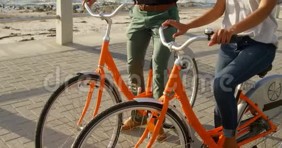 在海滩上骑自行车的情侣视频的预览图