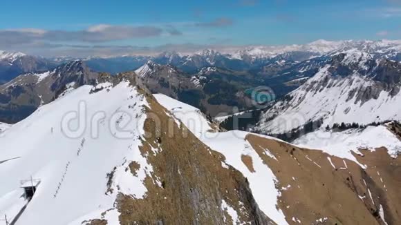 瑞士阿尔卑斯山雪峰的空中无人机景瑞士罗谢斯德纳耶山峰视频的预览图