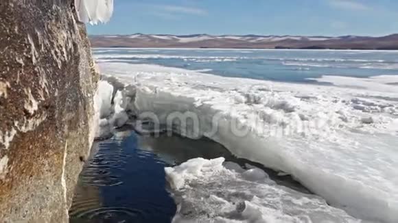 春天在湖上融化冰视频的预览图
