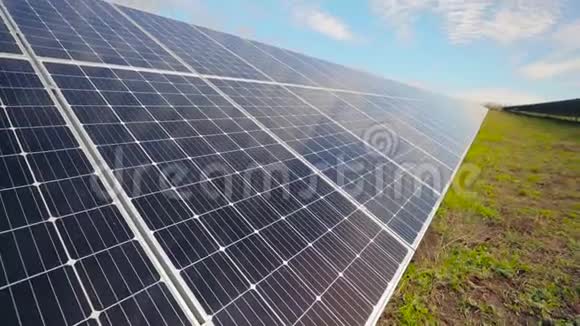 可再生太阳能太阳能电池板特写视频的预览图