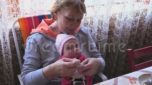 奶奶带着小女婴视频的预览图
