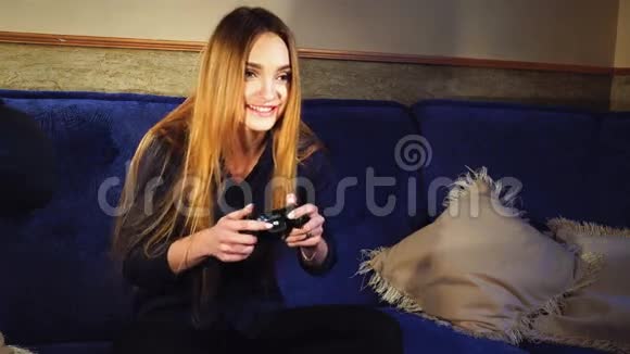 女孩玩电脑游戏视频的预览图