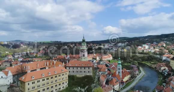 CeskyKrumlovCeskyKrumlov的空中景观和城堡塔视频的预览图
