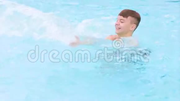 泳池里的快乐男孩视频的预览图