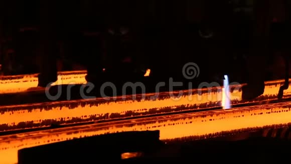 割炬时的钢坯巨大的钢铁厂视频的预览图