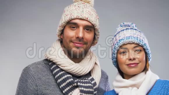 穿冬装的幸福夫妻视频的预览图