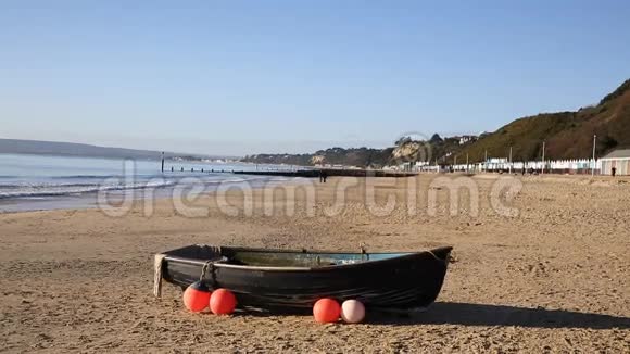 英国沙滩上的单人木制划艇配有浮标和浮选辅助工具视频的预览图