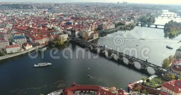 全景从上面看到布拉格市和查尔斯桥伏尔塔瓦河飞越查尔斯桥视频的预览图
