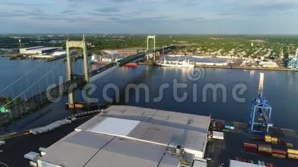 新泽西州费城惠特曼桥的鸟瞰图视频的预览图