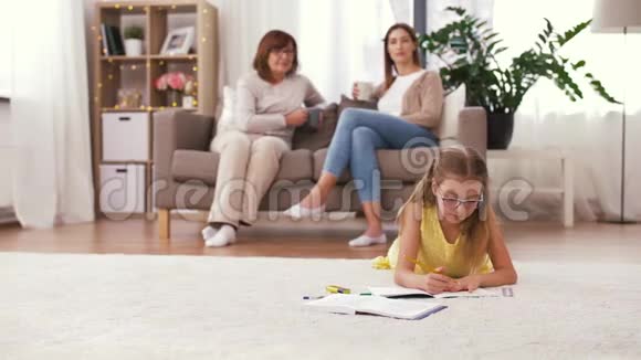 有笔记本的学生女孩躺在家里的地板上视频的预览图