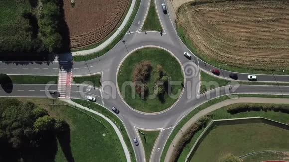 环形交叉路口和车辆循环的鸟瞰图视频的预览图