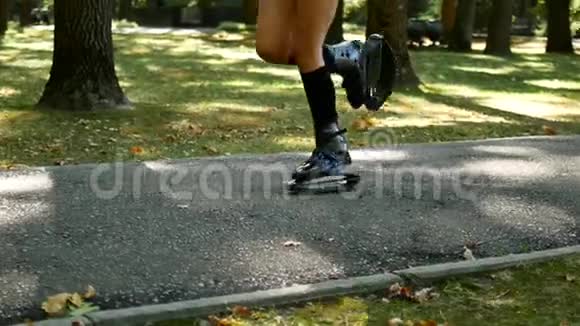 年轻漂亮的女孩在公园里做运动一个女人跳上特殊的鞋子来健身视频的预览图