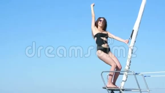在游艇上跳舞的漂亮女孩单身派对视频的预览图