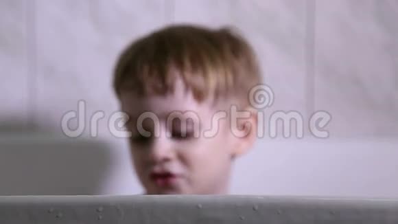 一个小男孩在浴室洗澡玩耍视频的预览图